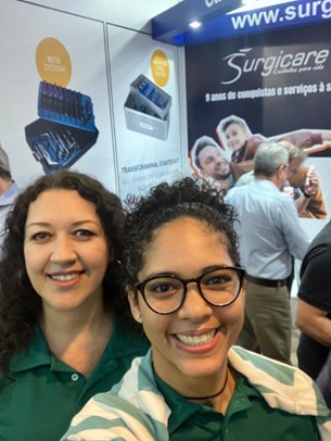 Nossa representante comercial Eliane Amorim e nossa especialista de produtos Dora Madalena, estiveram no curso Técnicas Modernas e Avanços da Cirurgia da Coluna Vertebral em Ribeirão Preto